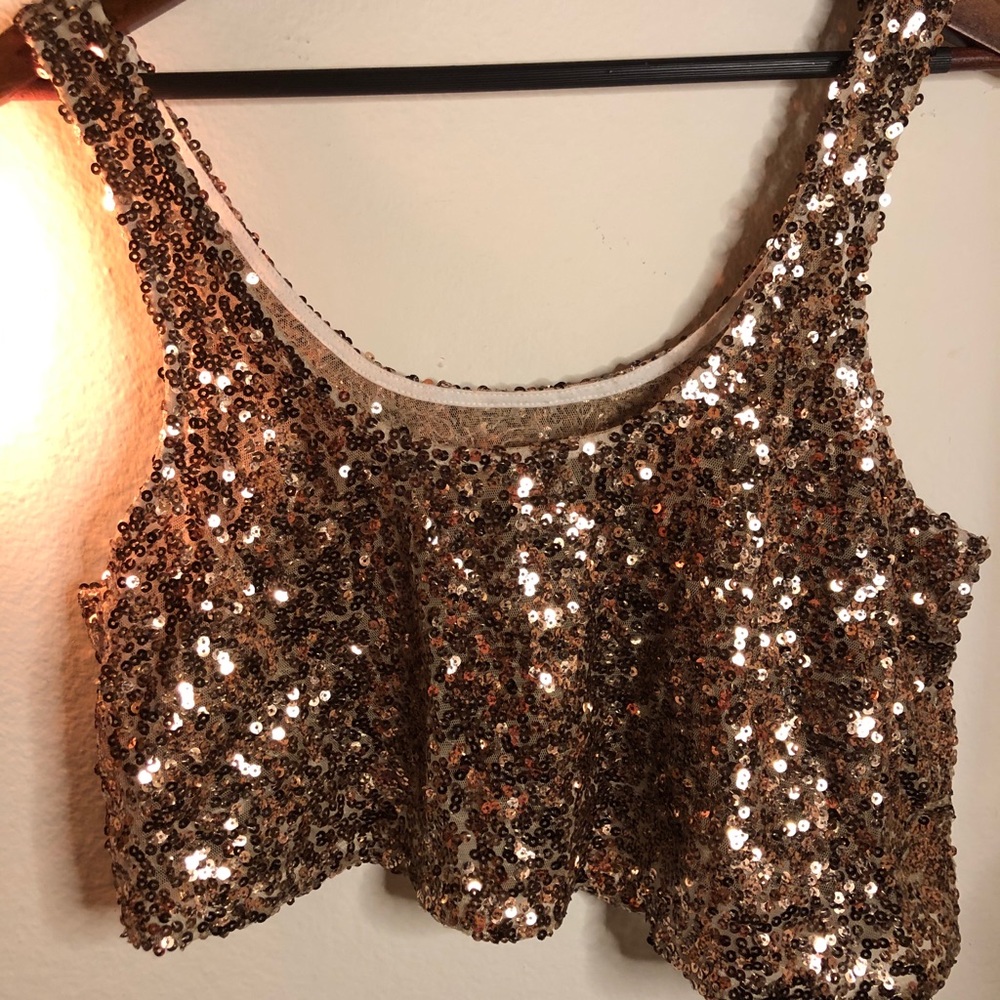 Gold sequin hi-lo crop top✨